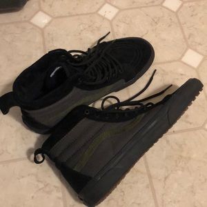 Vans MTE sk8 hi’s (9.5)